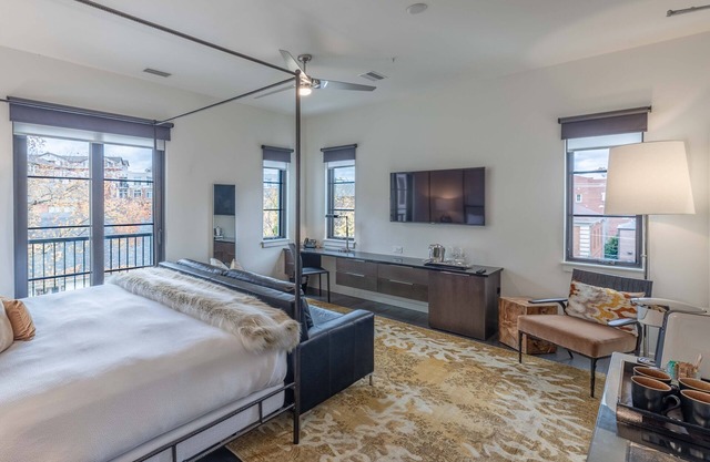 121 Hotel by AvantStay | Modern Executive Suite w/Juliet Balcony In Nashville!