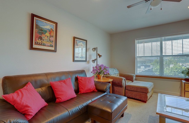 13 Lodge - Beautiful Condo, River Views, Steps to Downtown, Heart of Hood River