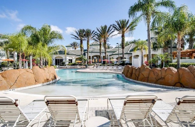 19-202 Gated Resort, Private balcony, heated pool, minutes from Disney! gym