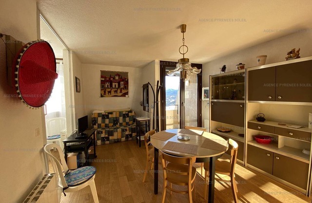 1BR for 4 with parking and ski locker 300m from shops