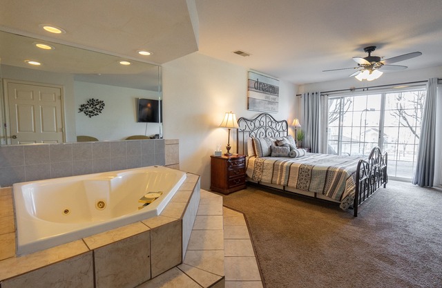 1BR WALK-IN ~ NEAR THE 76 STRIP ~ LARGE JETTED TUB ~ FREE TICKETS INCLUDED! (CH5-3)