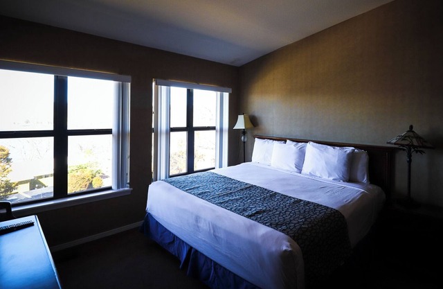 2 - BD Lakeview Suite - 2LO - 02