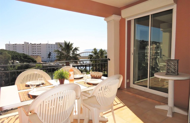 2 Bedroom Apartment - Sea view - 150m from the beach