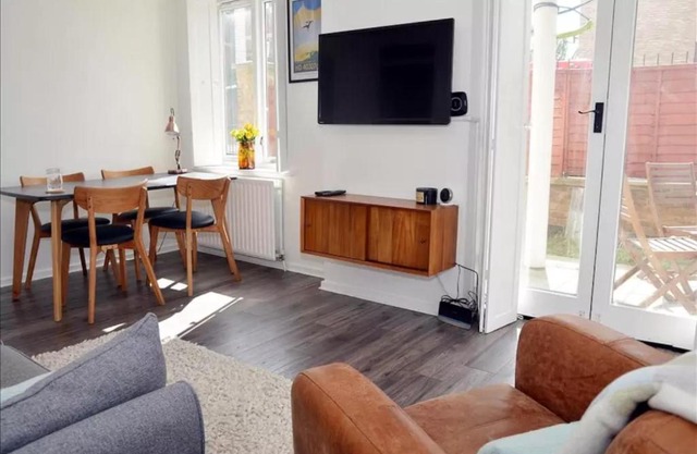 2 Bedroom East London Flat With Garden