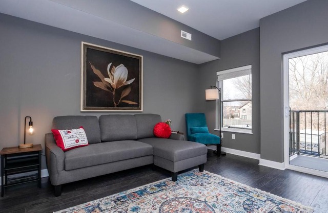 2 Bedroom Luxury Condo 10 Minutes from First Energy Stadium A3