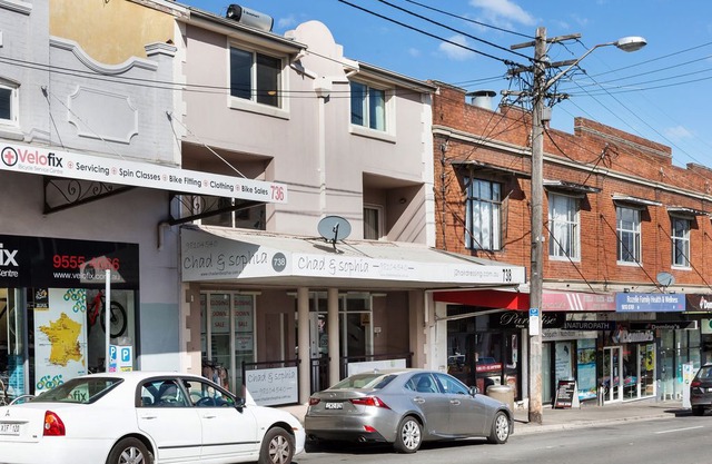 2 bedroom modern apartment with parking located in the heart of Balmain