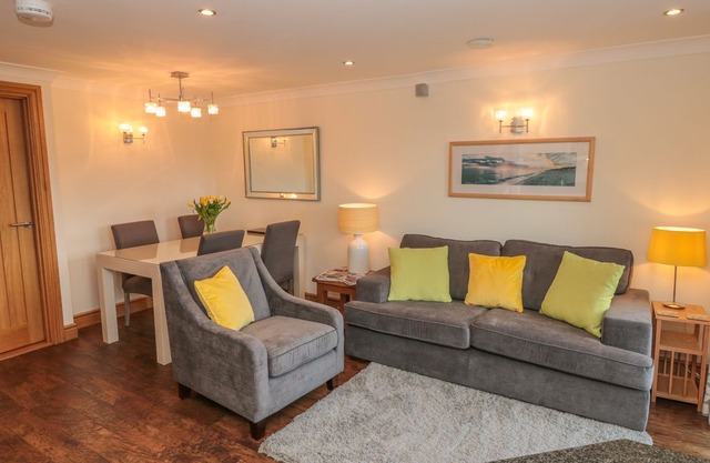 2 Court Cottage, Hillfield Village, DARTMOUTH