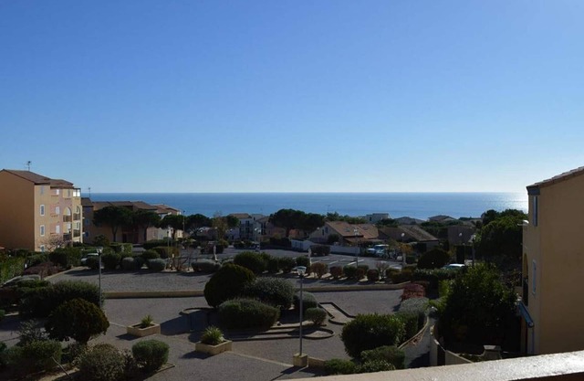 2-room apartment with pool, tennis, and parking in Saint Pierre la Mer