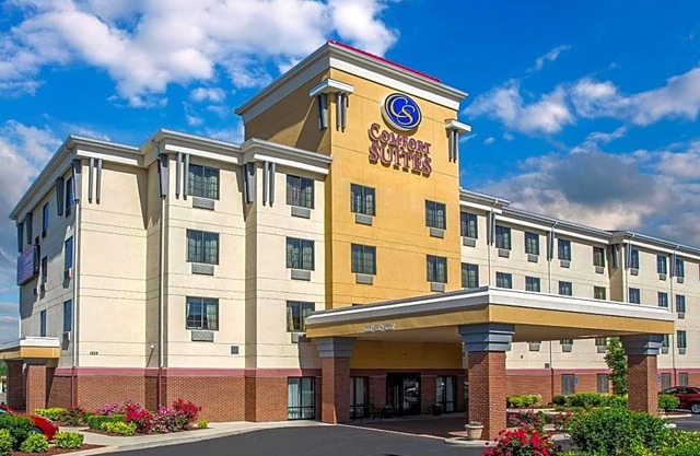 2-Star Hotel ∙ Comfort Suites Cincinnati North