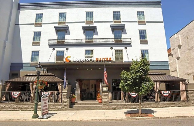 2-Star Hotel ∙ Comfort Suites Downtown Carlisle
