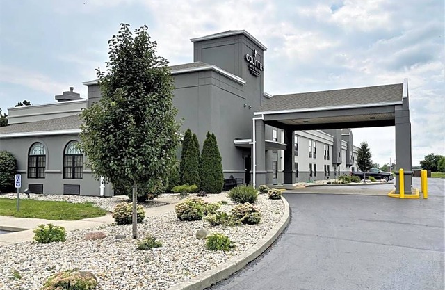 2-Star Hotel ∙ Country Inn & Suites by Radisson, Greenfield, IN