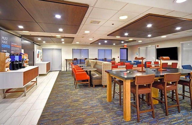 2-Star Hotel ∙ Holiday Inn Express Newport North - Middletown, an IHG Hotel