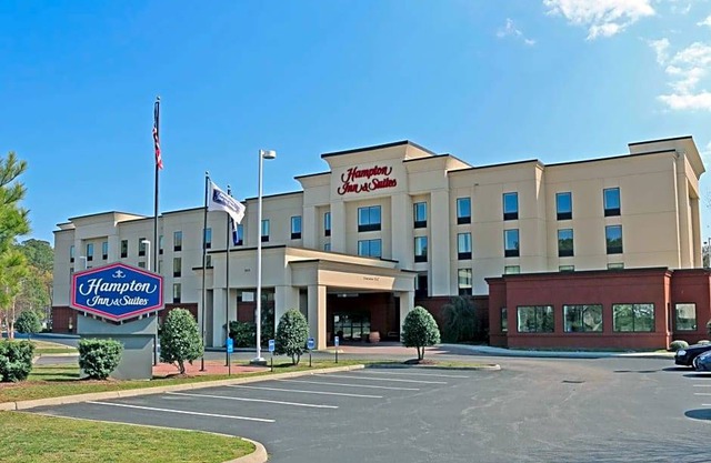 2-Star Hotel ∙ Hampton Inn & Suites Norfolk-Airport