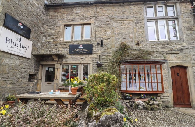 2 THE SQUARE, family friendly, with a garden in Grassington