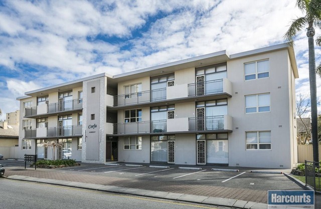 200 m away from the 'Golden Mile'- exclusive Esplanade Glenelg. Free parking.