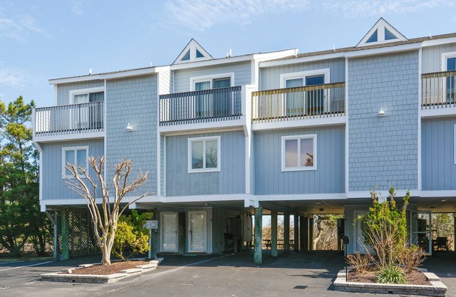 2026 PRE SEASON THROUGH JUNE RATES CUT 5%! MINI WEEKS OPEN! OCEAN FRONT Free Golf at Bear Trap Dunes and MORE! This absolutely gorgeous unit features multi- level living with 4 bedrooms, 2.5 baths