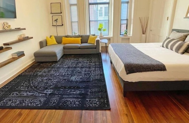 #203 · Yale Area Studio+loft w/office, natural light #203