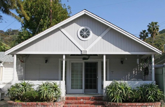 242CL: Budget-friendly Catalina Cottage + Vaulted Ceilings + Front Porch