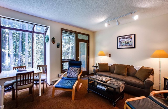 28SW - Fireplace - Dishwasher - Washer/Dryer - Sleeps 4 by RedAwning