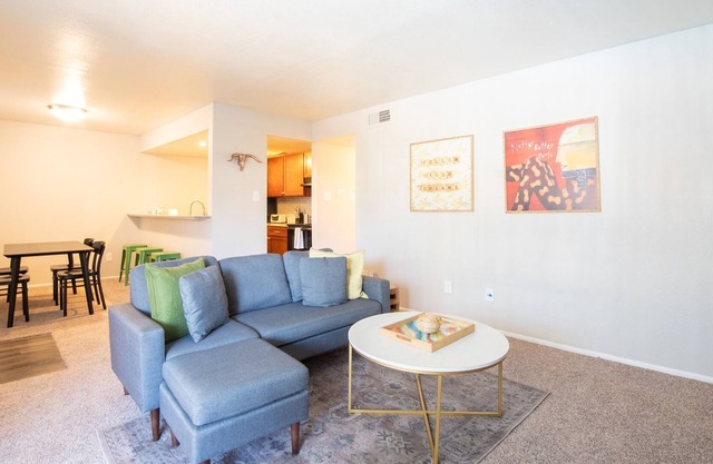 2B w/Comfy King Beds Near Downtown / with WiFi