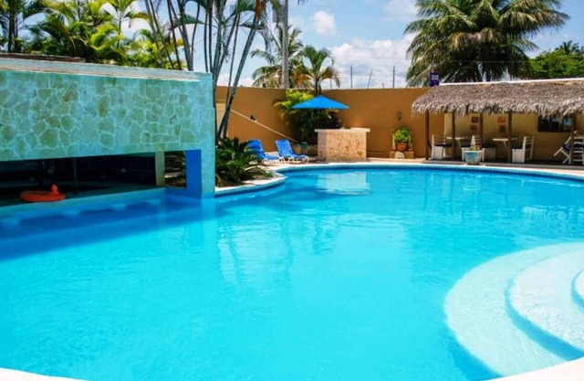 2bd/2bt guest-friendly condo with pool in central Cabarete, steps from beach