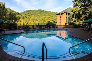 2Bedrooms, 2 Bathrooms, Sleeps 8 Westgate Smokey Mountain Resort