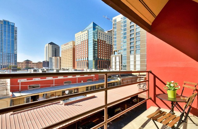 2BR/1.5BA Renovated Condo - Walk to Downtown and Rainey Street