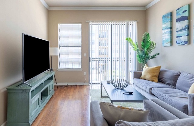 2BR/2BA Executive Suite With Pool, Gym & Fast WiFI