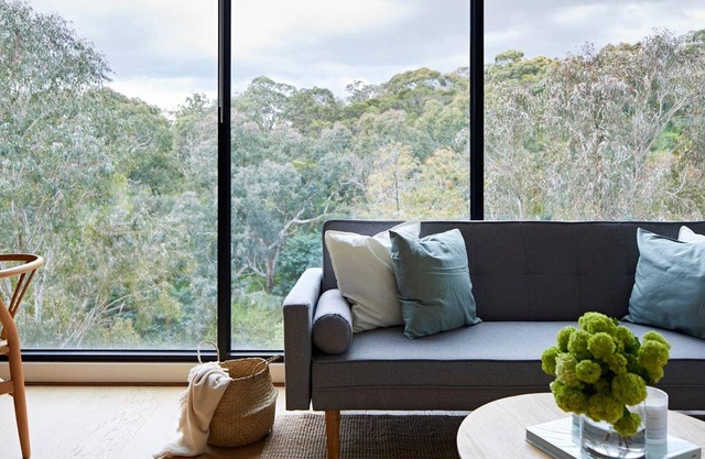 2BR Apt With Yarra River Views & Parking