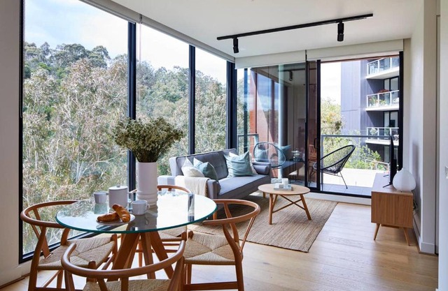 2BR Apt With Yarra River Views & Parking