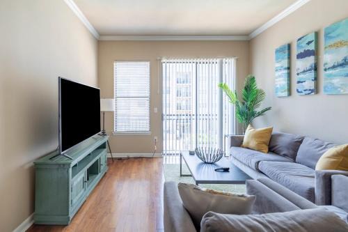 2BR Executive Suite With Pool, Gym & Fast Wi-Fi By ENVITAE