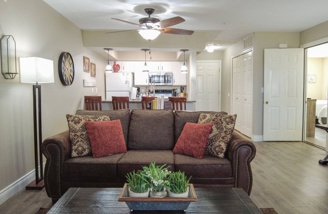 2BR WALK-IN Condo! ~ Golf Course View ~ Near the 76 Strip ~ FREE TICKETS INCLUDED! (CL-A7)