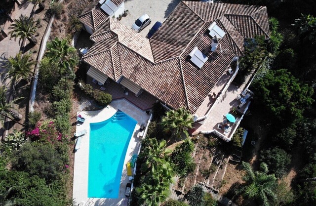 3 Apartments in a country villa with a garden and sea views