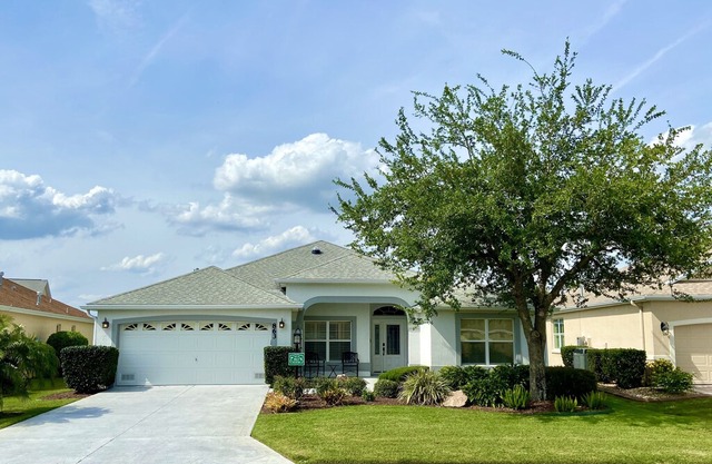 3 bdrm/2 bath close to Lake Sumter Landing with golf cart!