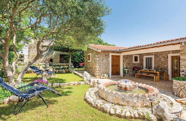 3 bedroom beach front home in Vir
