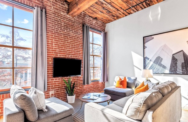 3 BR DWTN Loft✦Walk to Attractions✦Pet Friendly