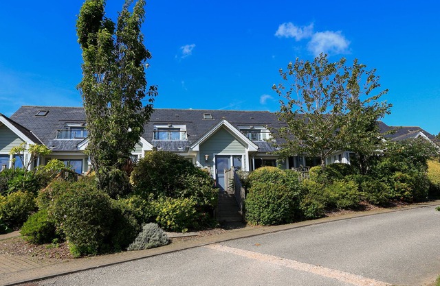 3 COURT COTTAGE, HILLFIELD VILLAGE in Dartmouth
