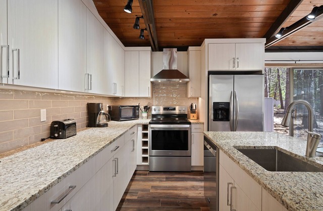 3 Killdeer - Remodeled! Close to Village, SHARC Passes, Hot Tub, Bikes, Luxury Linens