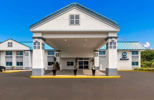 3-Star Hotel ∙ Best Western Burlington Inn