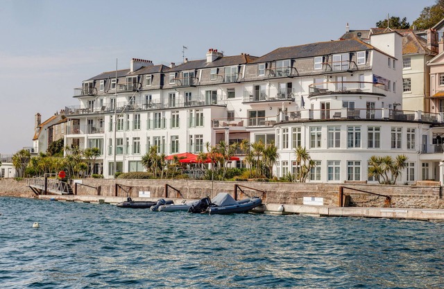 32 THE SALCOMBE, country holiday cottage, with pool in Salcombe