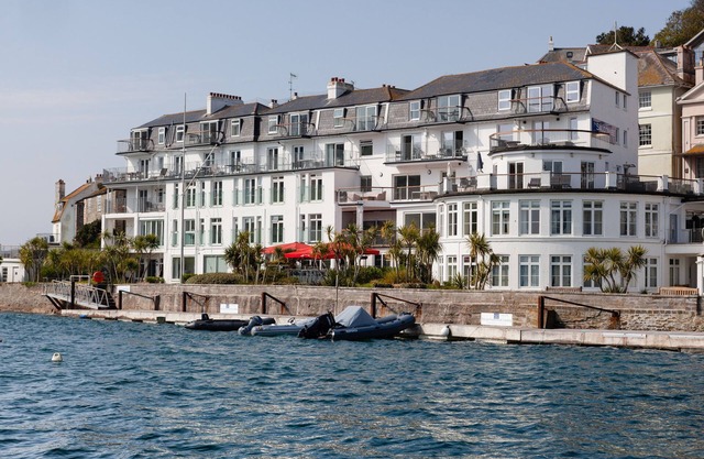 34 THE SALCOMBE, country holiday cottage, with pool in Salcombe