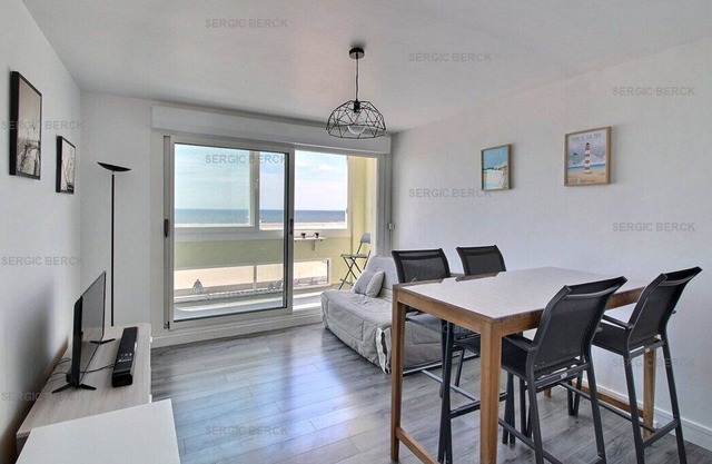 3ESPLANADE : ideally located, Appt face mer 5 pers, emplct parking privé