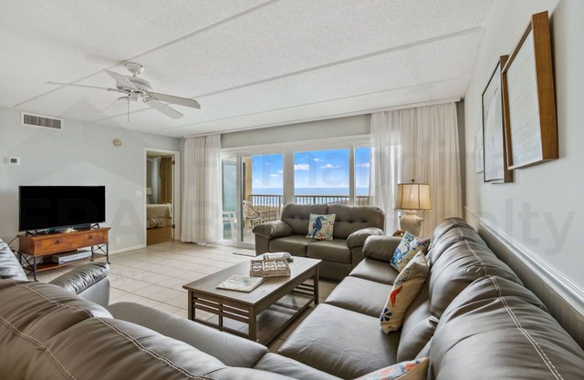 3rd Floor Oceanfront condo, easy beach access. Enjoy exclusive one of a kind fishing pier.