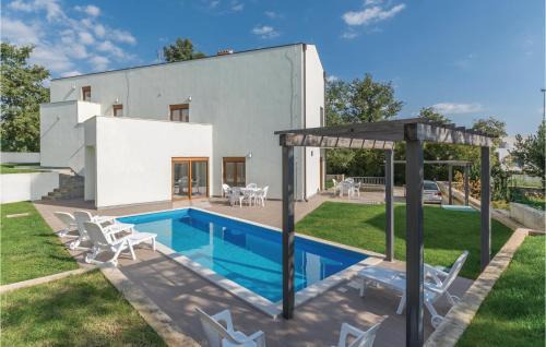 4 Bedroom Cozy Home In Buici