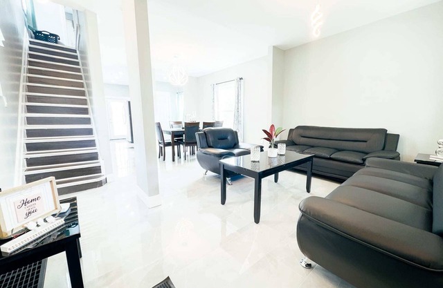 4BR Niagara Getaway-Prime Location