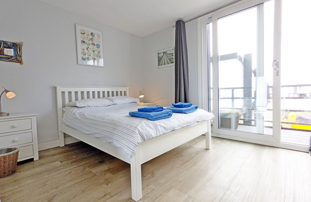 5 Avocet Quay, Emsworth - a lodge/cabin that sleeps 4 guests in 2 bedrooms