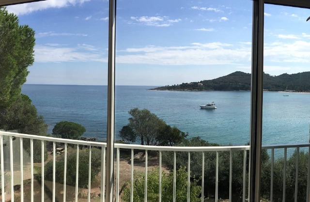 5 pers 2nd floor apartment, superb sea view, direct access to the beach