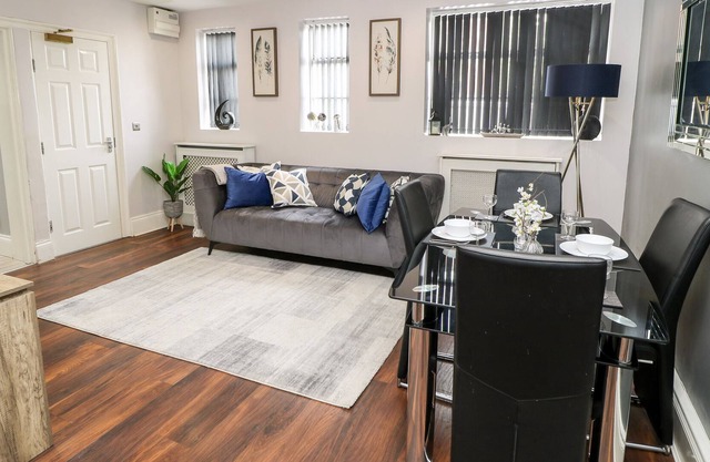 5, ST JOHN'S NORTH APARTMENTS, romantic, with a garden in Wakefield