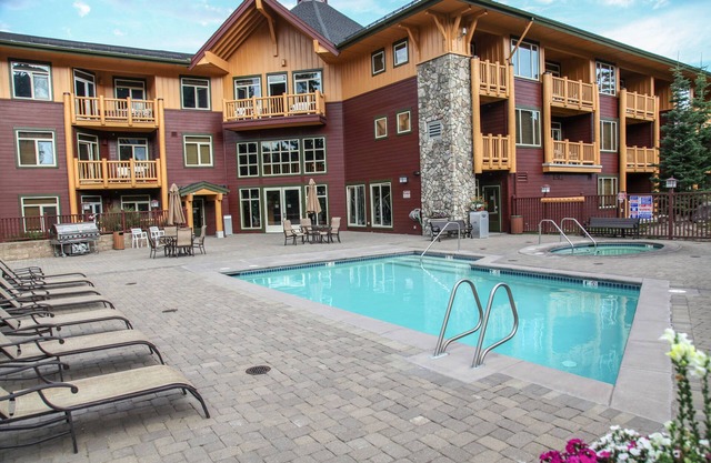 5-Star & Large Floor Plan, Balcony. Quiet Location, Pool & Hot Tub On-site