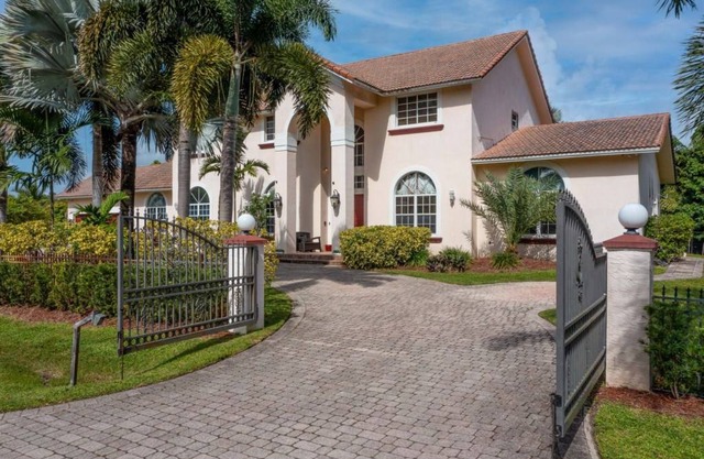 584 m² House ∙ 7 bedrooms ∙ 8 guests